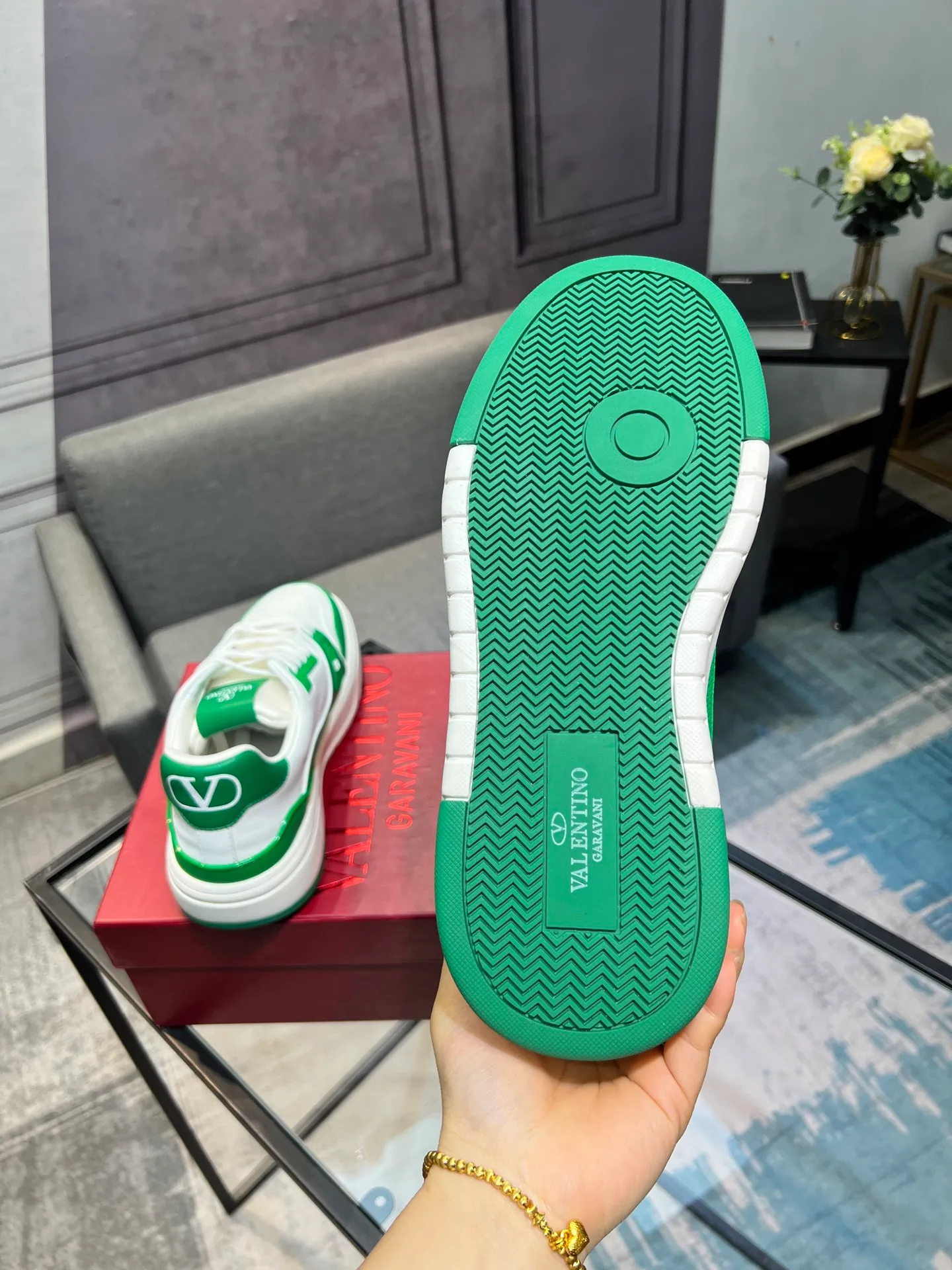 Men's men's shoes 💰660 𝑽𝒂𝒍𝒆𝒏𝒕𝒊𝒏𝒐 Valentino 𝑶𝒏𝒆𝑺𝒕𝒖𝒅 Couple's sneaker series Valentino 2025 latest couple's sneakers, celebrity style, hot sale. The original ZP was purchased and dismantled. Repeated pattern making and modification. I strive to restore the original version 1:1! Top luxury masterpiece, soft and comfortable, combining fashion and leisure, bringing excellent elegant texture and excellent on-foot comfort. Top purchase version upper: imported calfskin surface/original oil edge craftsmanship. Inner: water-dyed cowhide lining. Outsole: original development 𝐓𝐏𝐔 two-color combination outsole. Packaging: original configuration complete package. Code number: 35-44 yards. 34.45 can be customized. Can be customized (self-labeled-no label) order.